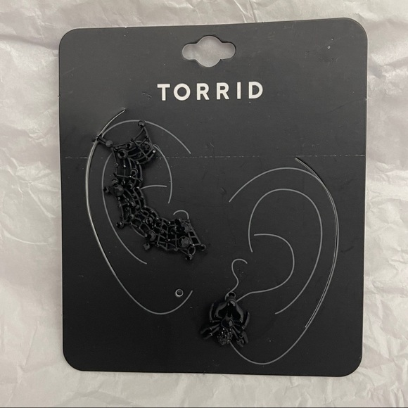 FREE WITH $100 PURCHASE TORRID NWT WEB AND STUD EAR CUFF - Picture 6 of 6